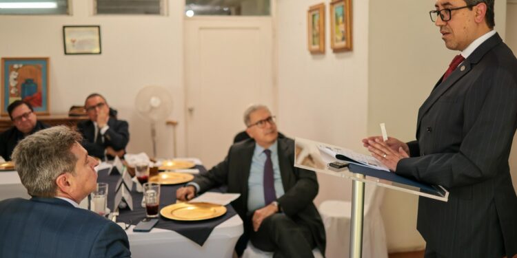 Ministro de Finanzas, Jonathan Menkos Zeissig, expuso sobre las perspectivas económicas y fiscales para 2026, durante el Mardi Lunch, organizado por la Cámara de Francia en Guatemala.