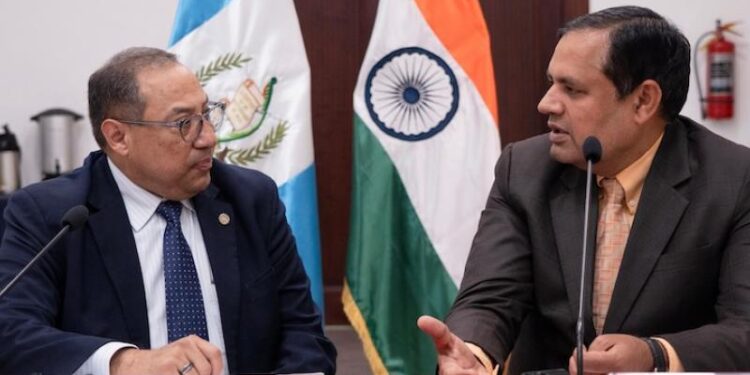 Vicecanciller Julio Orozco dialoga con India sobre inversión y cooperación en sector farmacéutico