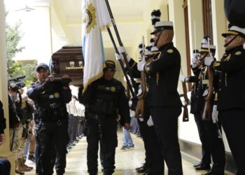 Rinden homenaje a héroe policial que cumplió su misión de servir a la nación