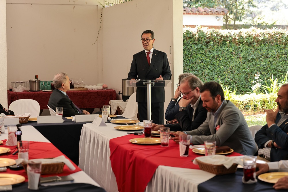 Ministro de Finanzas, Jonathan Menkos Zeissig, expuso sobre las perspectivas económicas y fiscales para 2026, durante el Mardi Lunch, organizado por la Cámara de Francia en Guatemala.