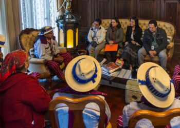 Viceministra Cotí Lux sostiene reunión con portadores de la cultura de Huehuetenango