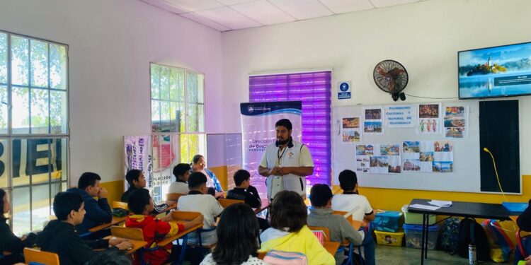 Estudiantes de Santa Elena aprenden sobre patrimonio cultural y natural