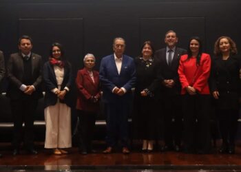 Ministra Liwy Grazioso participa en conversatorio conmemorativo sobre la democracia y los Acuerdos de Paz