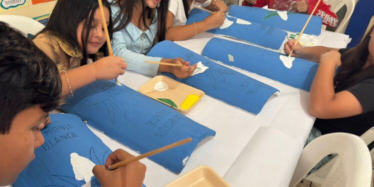 Niños y jóvenes de Chiquimula rinden homenaje a la Monja Blanca mediante el arte en tejas