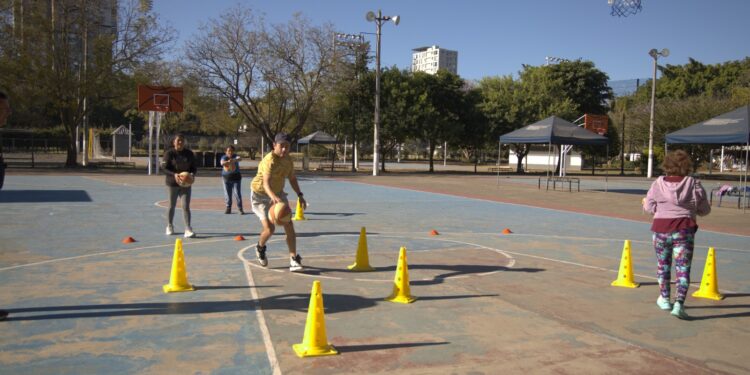 Academia de Maxibaloncesto llena de alegría y energía el Campo Marte