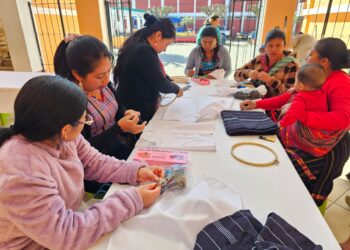 42 mujeres de Santiago Sacatepéquez se benefician de taller de bordado en Morga