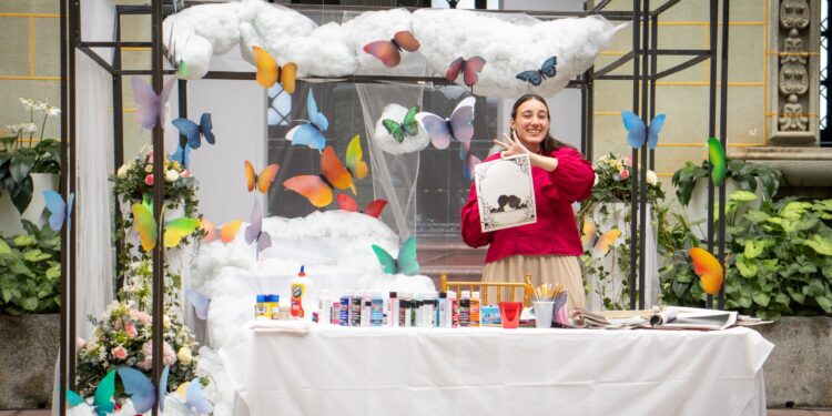 Cecilia Pérez preparó el “Taller de Collage” que convirtió el Palacio Nacional en un espacio de sanación