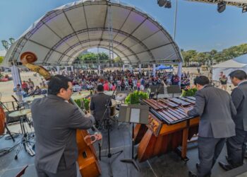 Aplausos y alegría marcaron la celebración de la 19.ª edición del Día Nacional de la Marimba en la Plaza de la Constitución