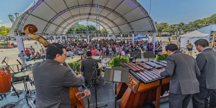 Aplausos y alegría marcaron la celebración de la 19.ª edición del Día Nacional de la Marimba en la Plaza de la Constitución