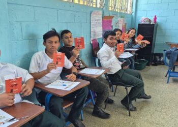 Estudiantes reciben taller lingüístico sobre el idioma Itza'.