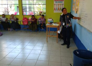 Alumnos reciben formación sobre la lengua materna en Livingston, Izabal.