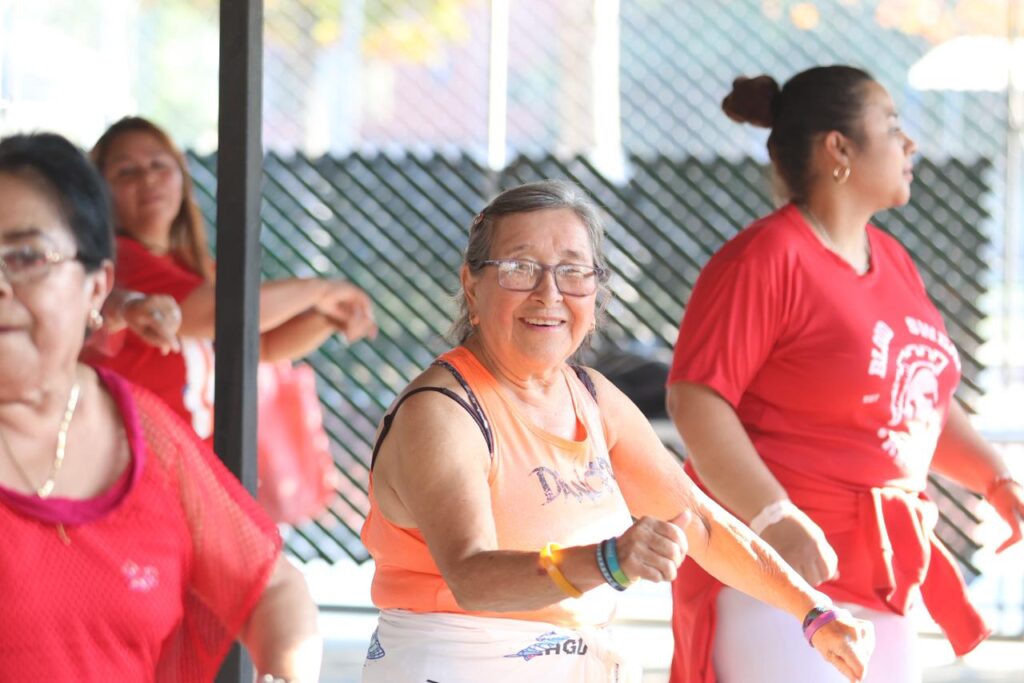 Zumba en los campos del Roosevelt