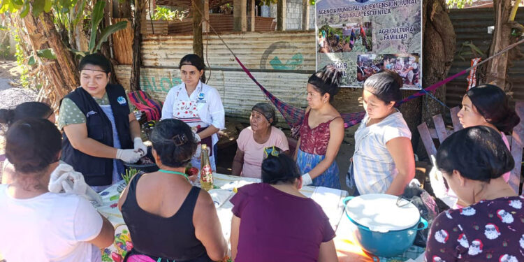 Comunitarias de Siquinalá fortalecen su economía con elaboración de embutidos