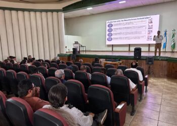 Docente ofrece conferencia de tecnología agrícola e impulsa modernización educativa