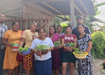 En Ixhuacut entregaron pilones para huertos familiares