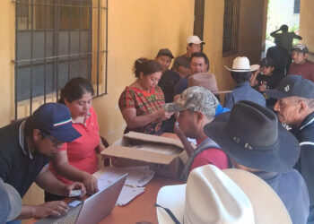 Entregan permisos para fortalecer la pesca artesanal en Atitlán