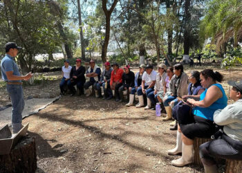 Estudiantes de la ENCA capacitan a 120 agricultores con metodología “Campesino a Campesino”