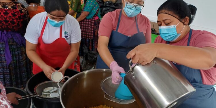 Fortalecen economía de promotoras mediante valor agregado a frutas locales