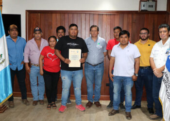 Ganaderos de Las Cruces reciben documentos legales de su asociación
