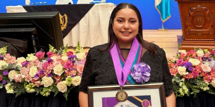 Lucía Morales recibe Orden de Excelencia Laboral
