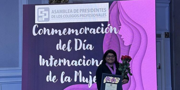 Acuicultora Darling Hermosilla distinguida con la medalla Olimpia Altuve