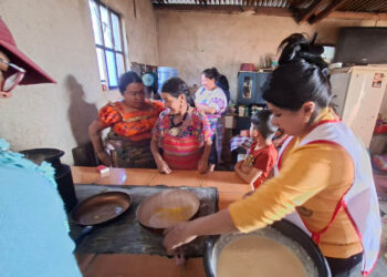 Imparten técnicas de procesamiento de frutos a comunitarias de Cantel