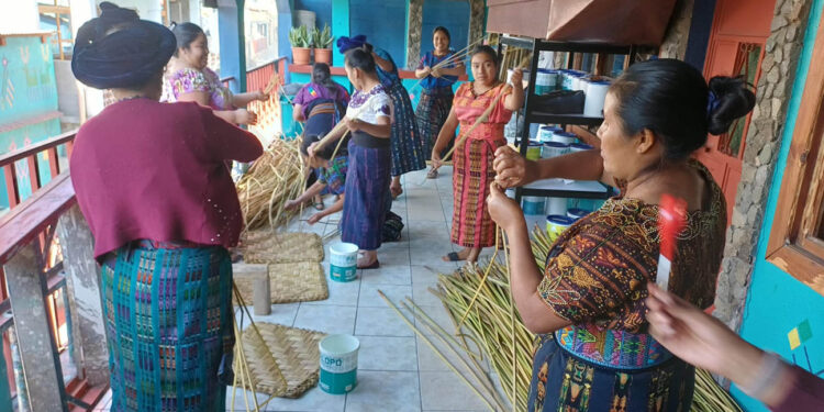 Mujeres de Santa Catarina Palopó transforman el tule en motor de desarrollo económico