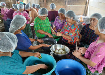Mujeres de Sayaxché aprenden a elaborar embutidos
