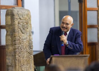 Reconocen los 35 años de trayectoria del profesor Gabriel Francisco Paz Tun