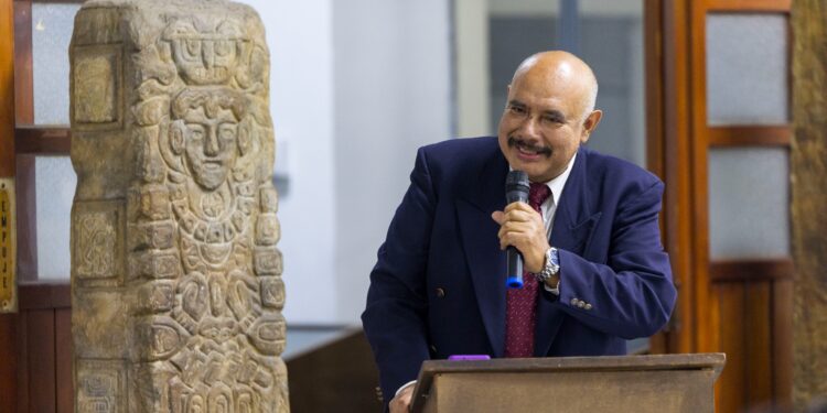 Reconocen los 35 años de trayectoria del profesor Gabriel Francisco Paz Tun