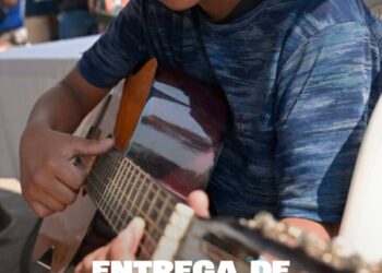 Entrega de insumos e instrumentos musicales a centros de formación artística