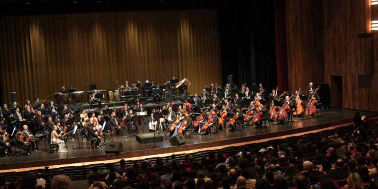 “Amar y querer”: Orquesta Sinfónica Nacional acompaña al intérprete Carlos Cuellar en soberbio homenaje a José José