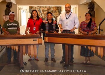 La Dirección de Formación Artística entregó una marimba completa al maestro Vicente Santizo