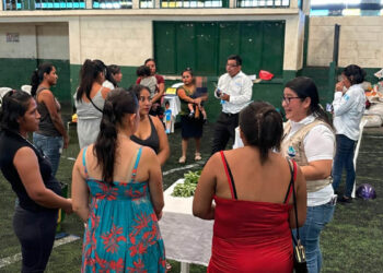 Capacitan a madres de familia en seguridad alimentaria y nutricional en Flores Costa Cuca