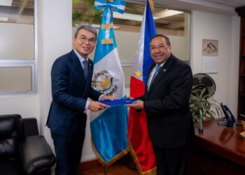 Vicecanciller de Guatemala recibe copias de estilo de embajador filipino