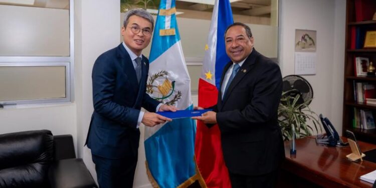 Vicecanciller de Guatemala recibe copias de estilo de embajador filipino
