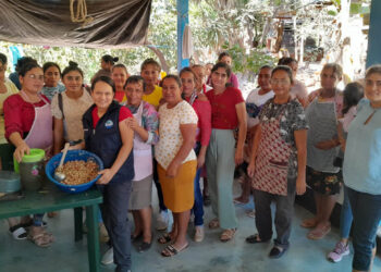 Capacitan a familias de Santa Rosa en la elaboración de conservas y productos nutritivos