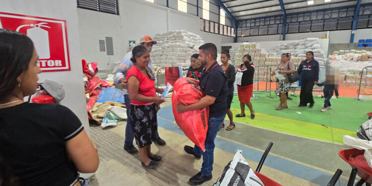 Continúa preparación de raciones para familias vulnerables