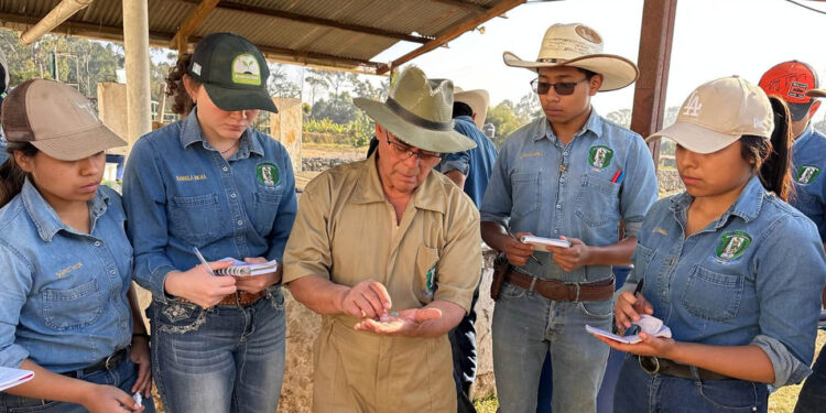 Prácticas de campo fortalecimientos de alumnos de la ENCA
