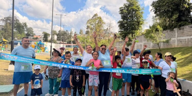 Carrera ASOEDECRI 2026 promueve inclusión y deporte en el Parque de la Paz en Cobán