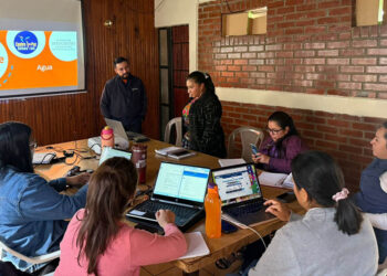 Educadoras de Hogar Rural capacitadas en métodos de purificación de agua