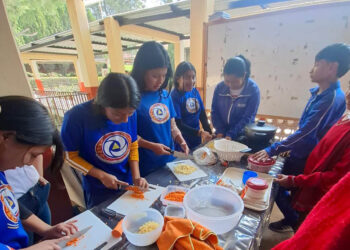Capacitan a jóvenes quezaltecos en la preparación de recetas nutritivas con insumos de huerto