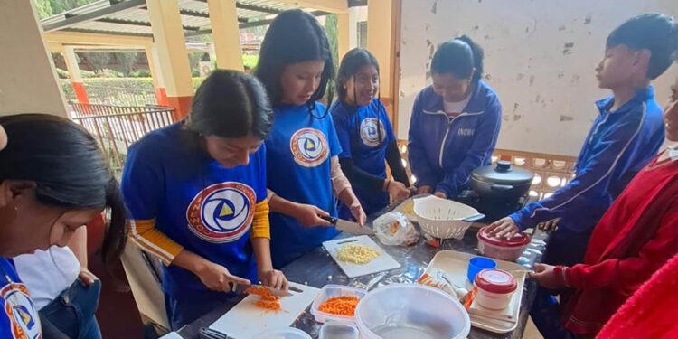 Capacitan a jóvenes quezaltecos en la preparación de recetas nutritivas con insumos de huerto