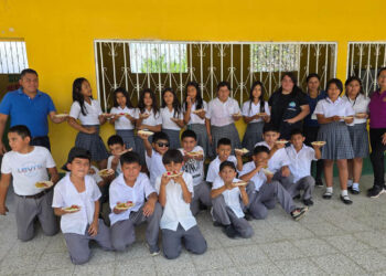 Estudiantes se alimentan mejor con lo que cultivan