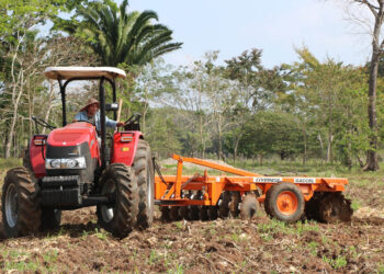 Familias de Las Cruces se benefician con trabajos de mecanización agrícola