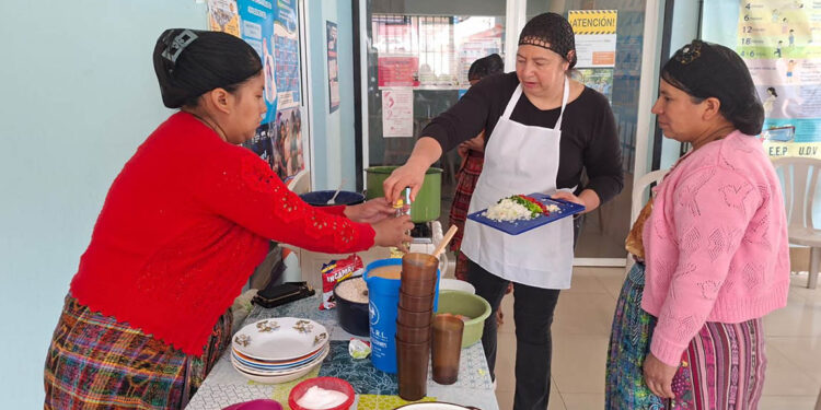 Talleres de higiene y alimentación fortalecen salud materno-infantil en Quetzaltenango