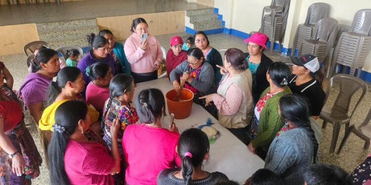 Instruyen a grupos CADER en la elaboración de insumos de higiene