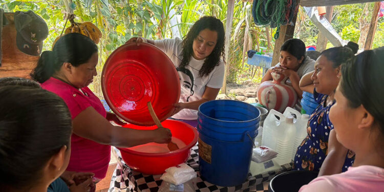 Mujeres aprenden a elaborar jabón libre de químicos