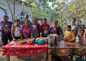 Cultivos del huerto familiar optimizan la nutrición comunitaria en Baja Verapaz