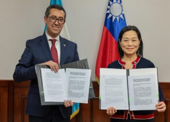 El ministro Jonathan Menkos Zeissig y la embajadora Vivia Chang suscribieron el acuerdo.